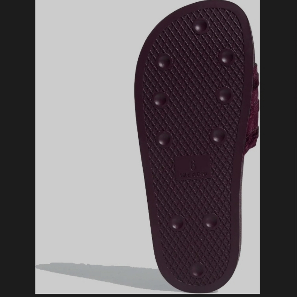 New Wmns Adilette Slide 'Victory Crimson Size 9 - Picture 14 of 15